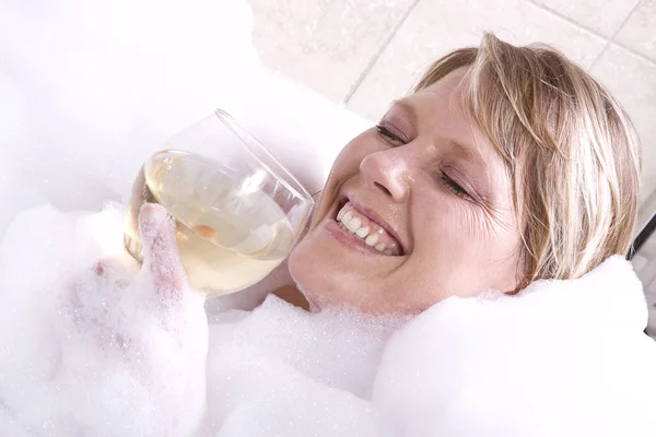 Mujer Relajándose en la bañera —  Fotos de Stock