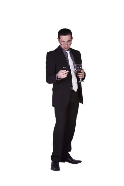 カメラを見て飲み物のテキスト メッセージのガラスを持ったビジネスマン — ストック写真