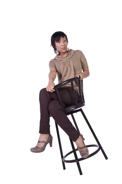 Hermosa mujer posando en una silla — Foto de Stock