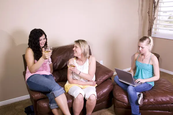 Três mulheres socializando em casa — Fotografia de Stock