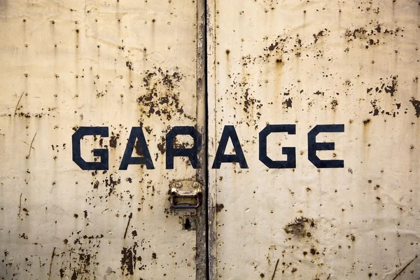 Drzwi garażowych zardzewiały — Zdjęcie stockowe