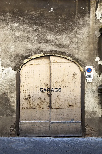 Σκουριασμένο γκαράζ πόρτα — Φωτογραφία Αρχείου