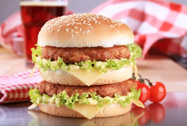 Двойной чизбургер — стоковое фото