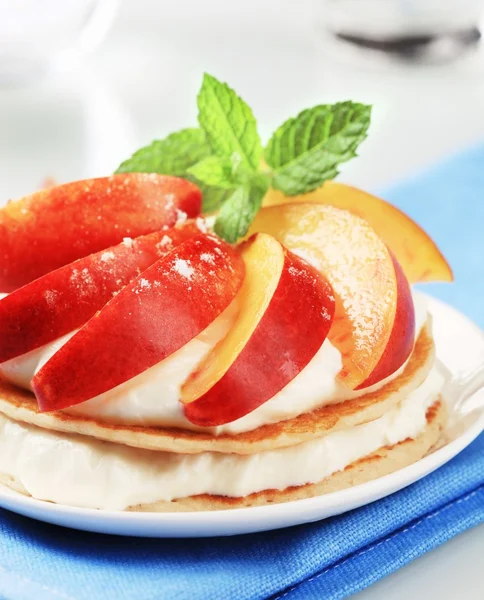 쿼크와 과일 팬케이크 — 스톡 사진