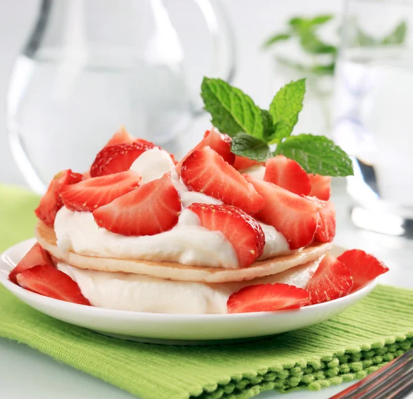 Pancakes with cheese and strawberries — Stock Photo, Image
