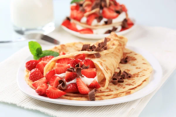 Crepes with cheese and strawberries — Stock Photo, Image