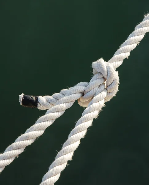 Strakke knoop op een witte touw — Stockfoto