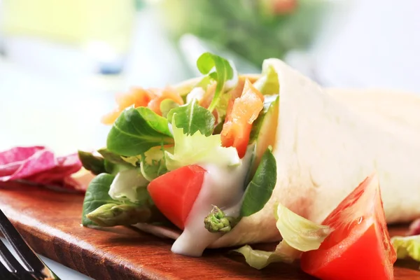 Lazac saláta tortilla wrap — Stock Fotó