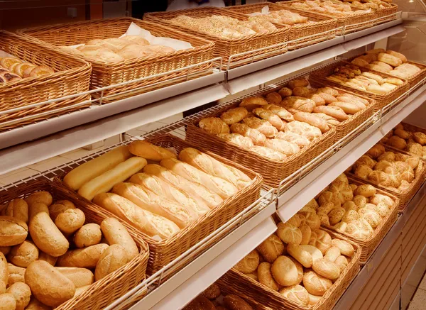Variété de produits de boulangerie dans un supermarché Photos De Stock Libres De Droits