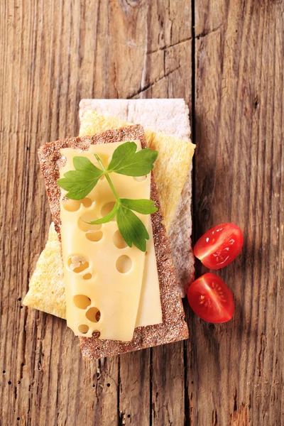 Crispbread 和奶酪 — 图库照片