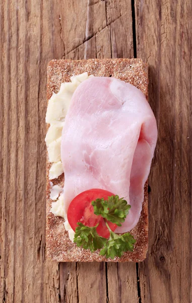 Crispbread and ham — Stock Photo, Image