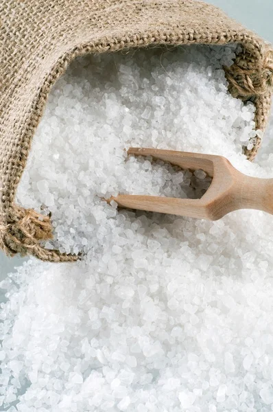 Θαλασσινό αλάτι σε ένα σάκο λινάτσα — Φωτογραφία Αρχείου