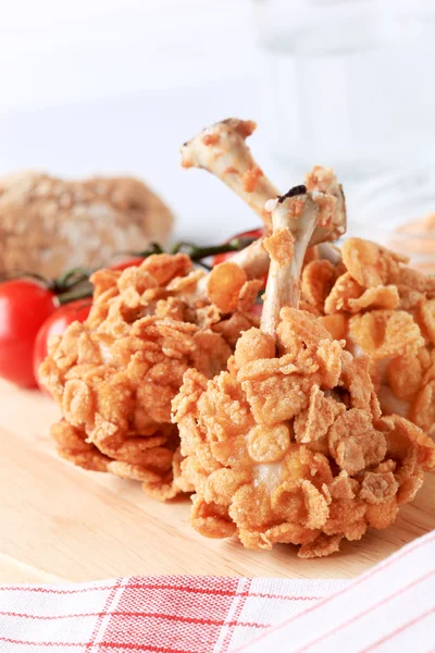 Chicken drumsticks coated with corn flakes — Stock Photo, Image
