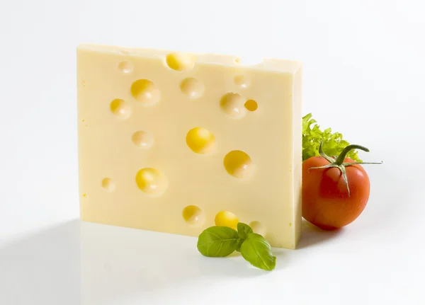 Rebanada de queso duro y un tomate — Foto de Stock