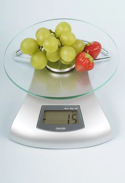 Ovoce na kuchyňská váha — Stock fotografie