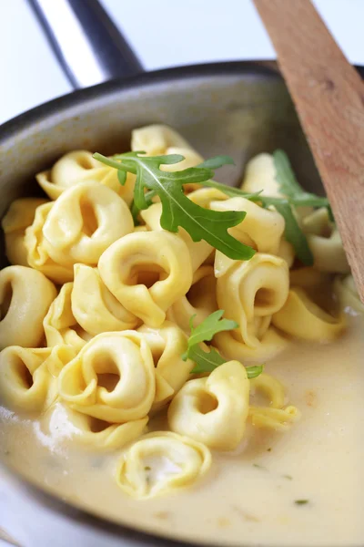 Tortellini ve krema sosu — Stok fotoğraf