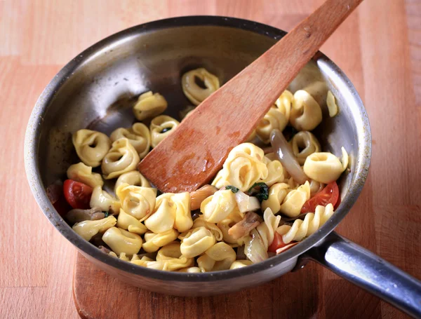 Voorbereiding van pasta schotel — Stockfoto