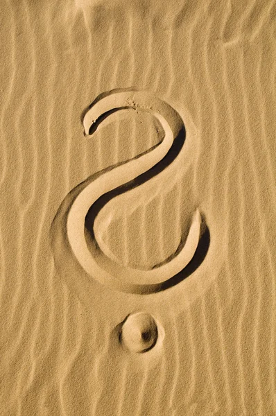 Ponto de interrogação na areia — Fotografia de Stock