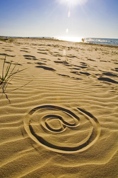Au panneau dessiné dans le sable — Photo