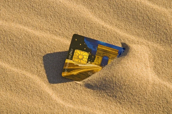 沙子里的信用卡 — 图库照片