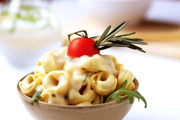 Stuffed pasta and cream sauce — Stock Photo, Image