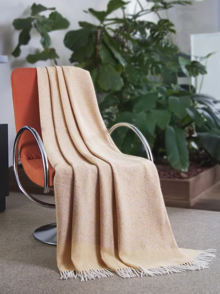 Dobja draped egy szék — Stock Fotó