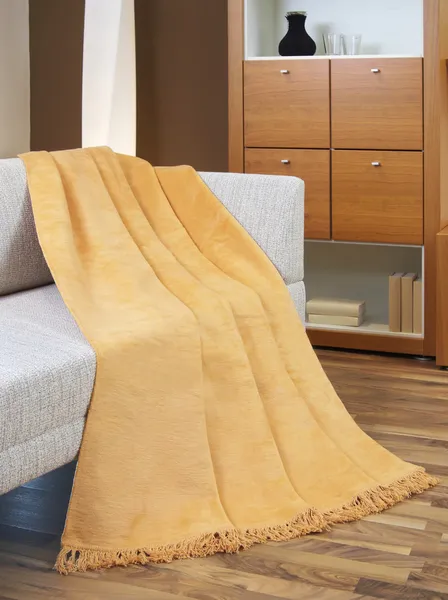 Dobja draped egy kanapé — Stock Fotó