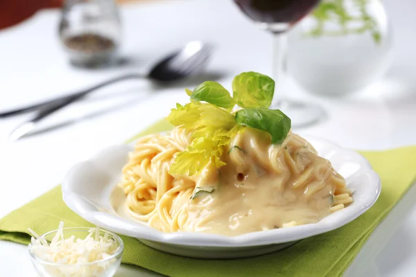 Spaghetti med ostsås — Stockfoto