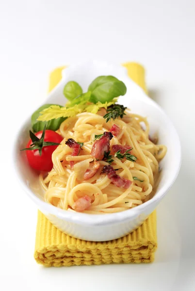 Espaguetis con tocino — Foto de Stock
