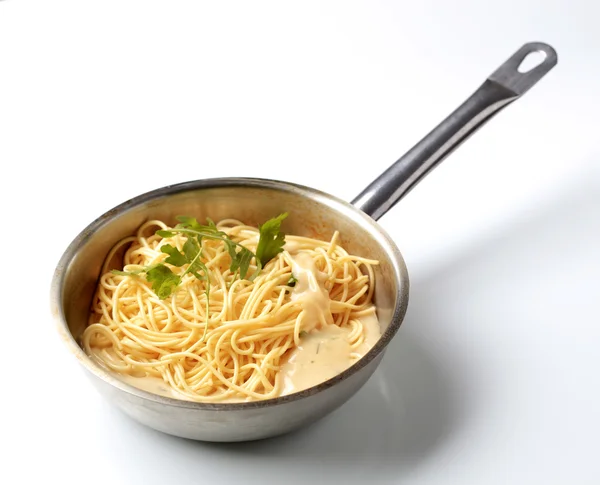 Spaghetti in een pan — Stockfoto