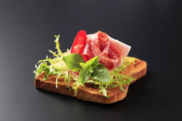 Rostat bröd med salami och skinka — Stockfoto