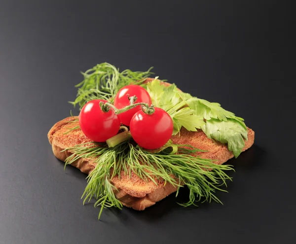 Dill and tomatoes on toast — Stock Photo, Image