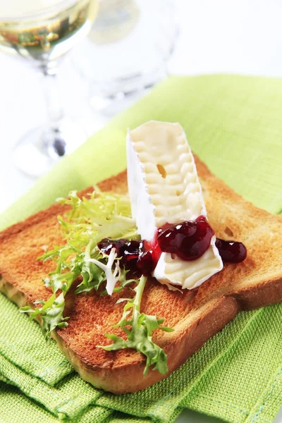 Тост и французский сыр — стоковое фото