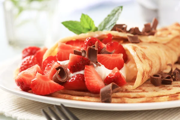 Crepes with curd cheese and strawberries — Stock Photo, Image
