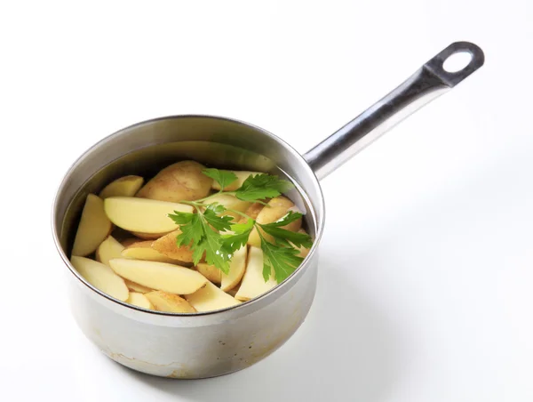 Pommes de terre dans une casserole — Photo