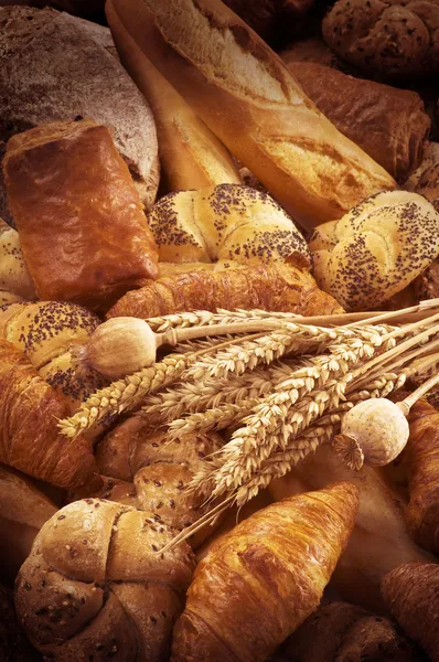 Різноманітність свіжого хліба та випічки — стокове фото