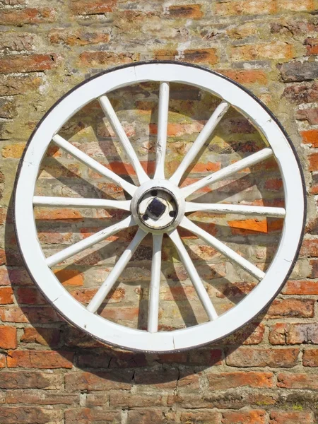 Velho carrinho roda — Fotografia de Stock
