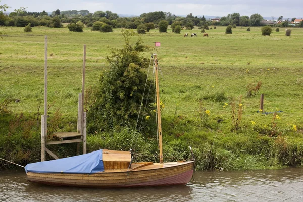 Kleine boot afgemeerd door kanaal — Stok fotoğraf