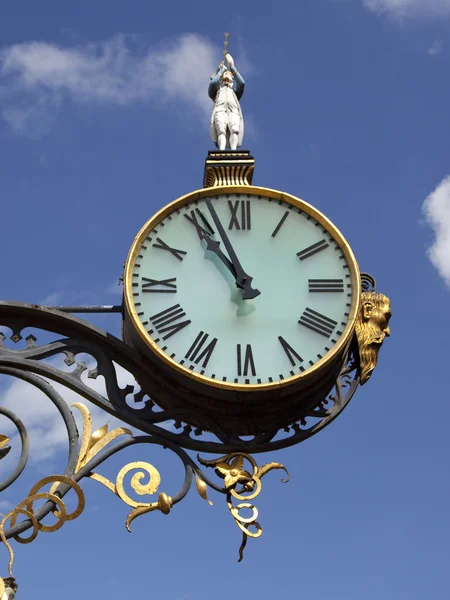 Reloj ornamental en la ciudad — Foto de Stock