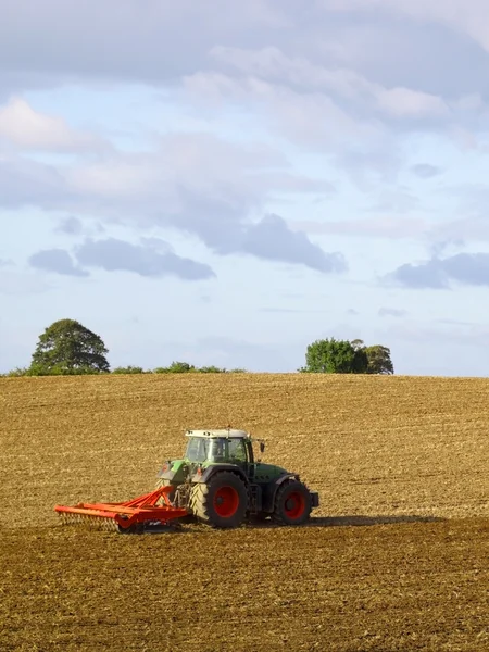 En traktor odla — Stockfoto