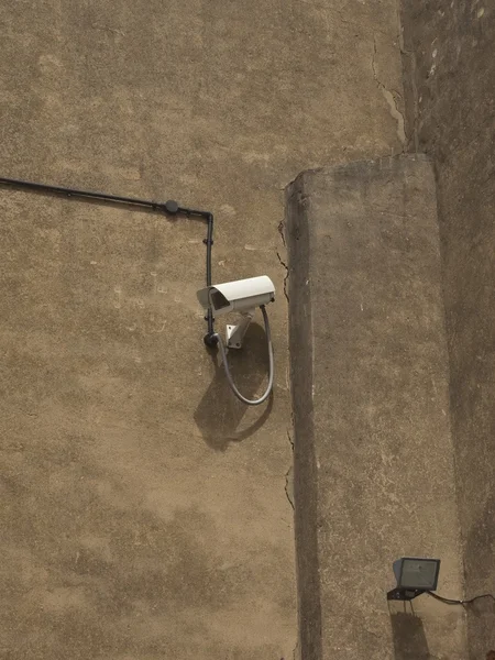 Security camera and light on old wall — Stock Photo, Image