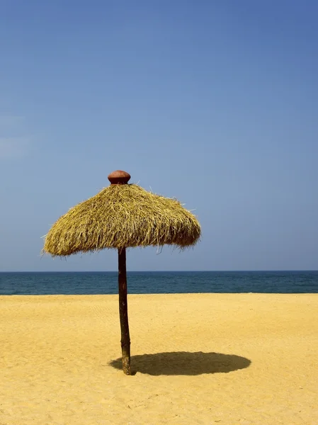 Guarda-chuva de praia tropical — Fotografia de Stock