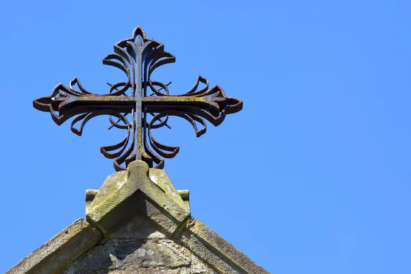 Металлический декоративный крест — стоковое фото