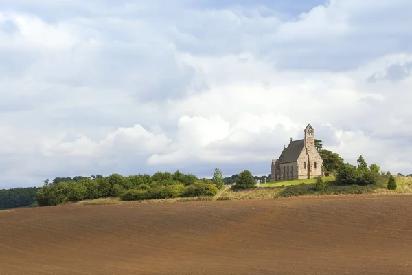 Kirche auf einem Hügel — Stockfoto