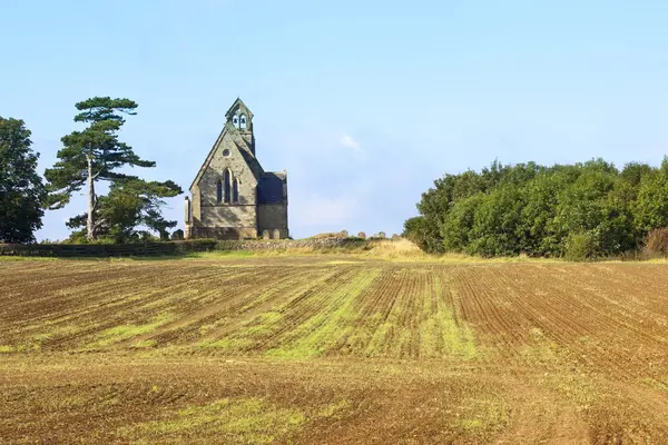 Small church and plowed field — Stock Photo, Image