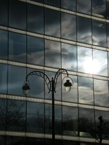 Himmel in einem Glasgebäude — Stockfoto