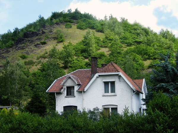 Kis fehér ház, a hegyek közelében — Stock Fotó