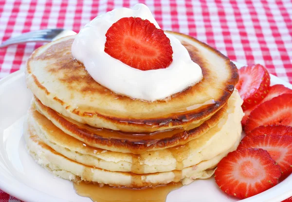 Pancakes with strawberries — Stock Photo, Image