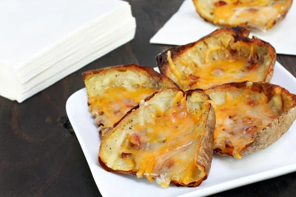 Peles de batata assadas e queijo — Fotografia de Stock