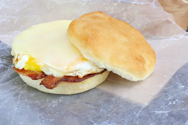 Bacon, sanduíche de queijo de ovo para ir — Fotografia de Stock